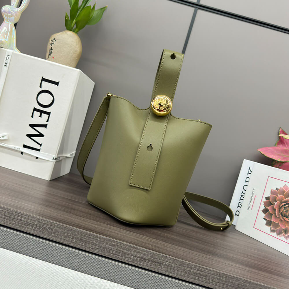 LOEWE Mini Pebble bucket in smooth calfskin(high-end grade)